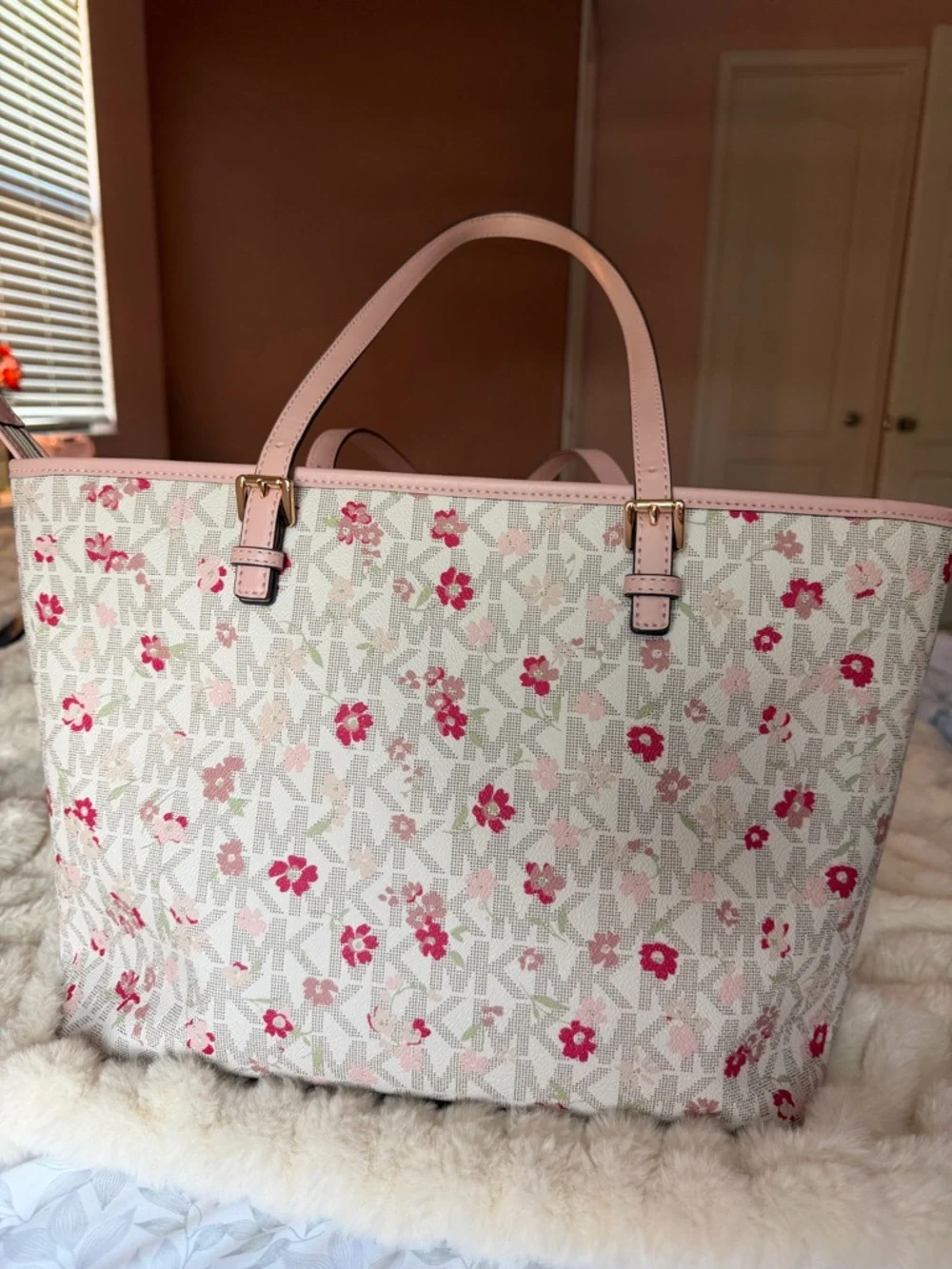 🌸Spring Color!🌸 Michael Kors Pink Floral Signature Tote with Gold MK Charm - Picture 2 of 3
